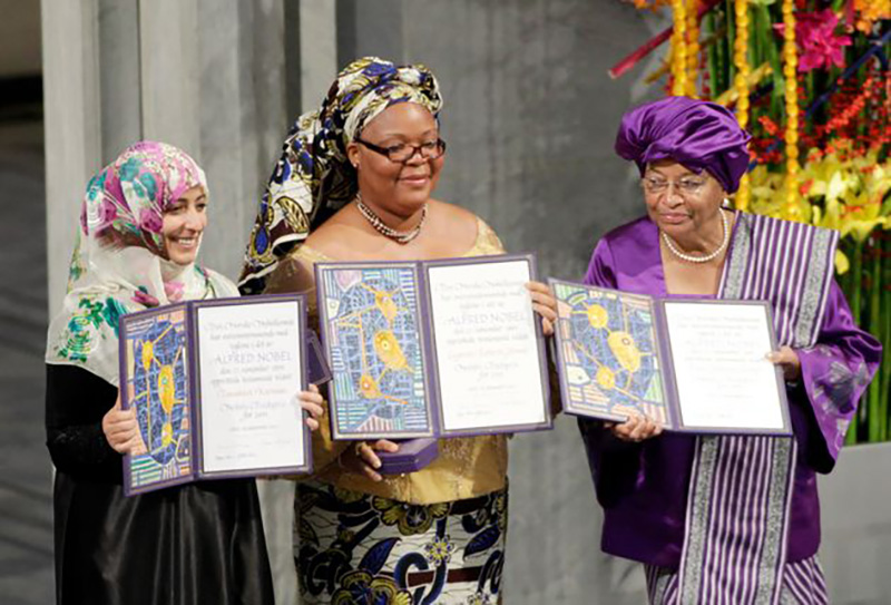 La yemení Tawakul Karman con las liberianas Leymah Gbowee y Ellen Johnson-Sirleaf durante la recepción del Premio Nobel de la Paz 2011.
